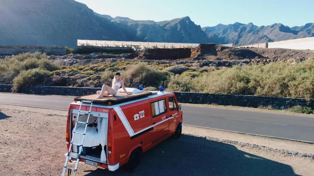 مكان تخييم Conny, A Mercedes Firefighter Camper Van لوس كريستيانوس
