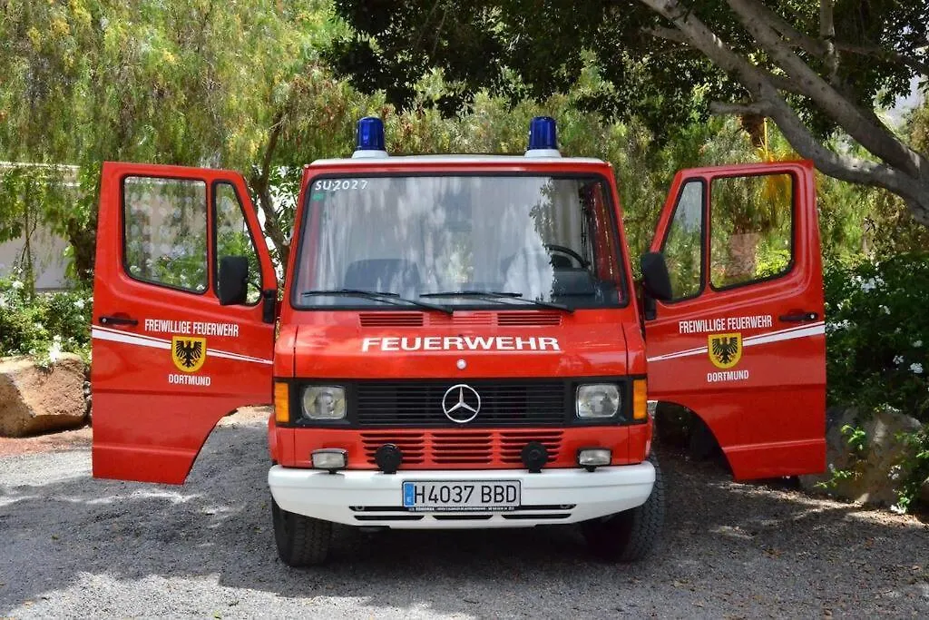 Conny, A Mercedes Firefighter Camper Van لوس كريستيانوس مكان تخييم